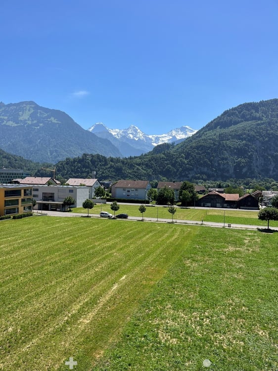 Helle 2.5-Zimmerwohnung im 1. Obergeschoss mit schöner Bergsicht 2