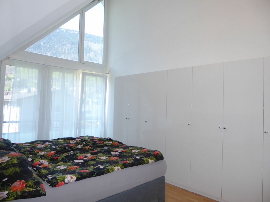 Modern and nearly new 6-room maisonette apartment