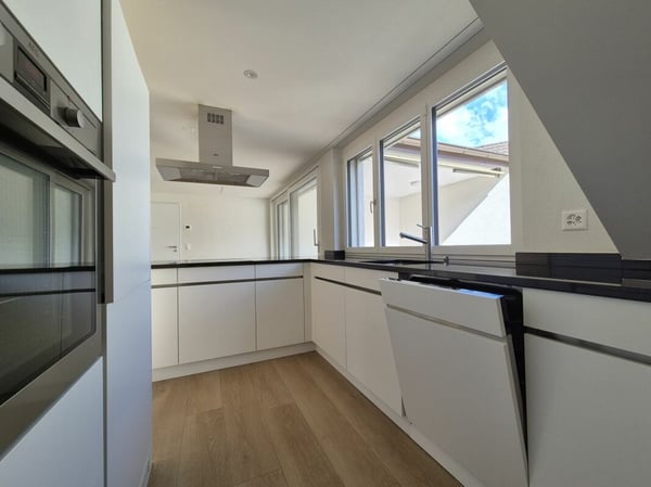 neuwertige 4.5-Zimmer-Maisonette-Wohnung mit Loggia an zentraler Lage 3