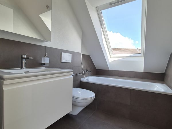 neuwertige 4.5-Zimmer-Maisonette-Wohnung mit Loggia an zentraler Lage 12