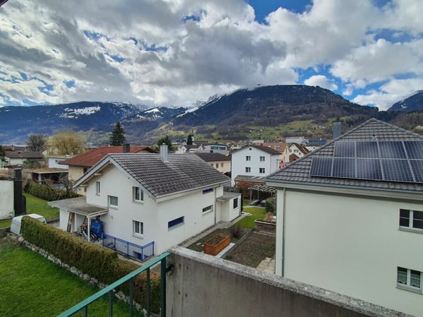 helle und preiswerte 4.5-Zimmerwohnung mit Balkon mitten in Mels 9