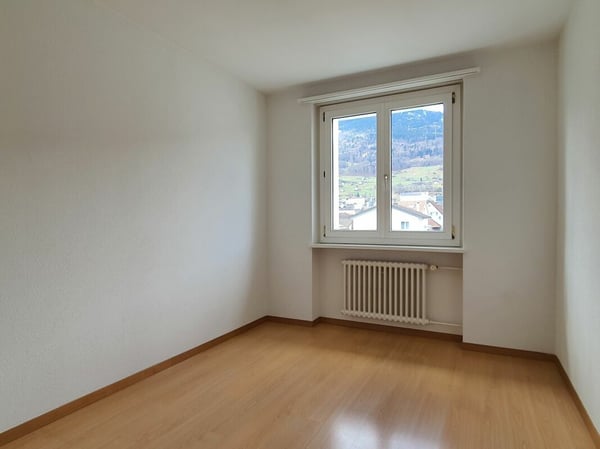 helle und preiswerte 4.5-Zimmerwohnung mit Balkon mitten in Mels 4