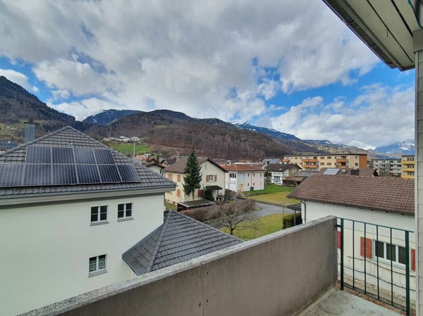 helle und preiswerte 4.5-Zimmerwohnung mit Balkon mitten in Mels 10