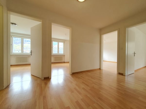 helle und preiswerte 4.5-Zimmerwohnung mit Balkon mitten in Mels 2