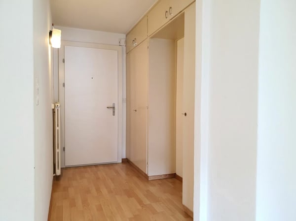 helle und preiswerte 4.5-Zimmerwohnung mit Balkon mitten in Mels 7