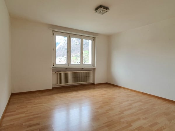 helle und preiswerte 4.5-Zimmerwohnung mit Balkon mitten in Mels 3