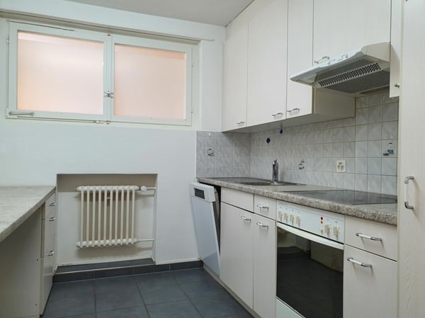 helle und preiswerte 4.5-Zimmerwohnung mit Balkon mitten in Mels 6