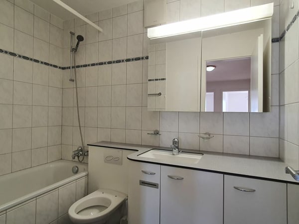 helle und preiswerte 4.5-Zimmerwohnung mit Balkon mitten in Mels 8