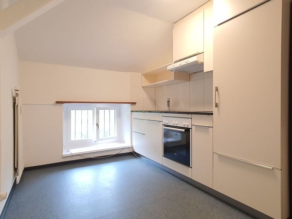 preisgünstige und gut erhaltene 3.0-Zimmer-Dachwohnung