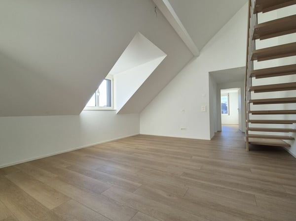 neuwertige 4.5-Zimmer-Maisonette-Wohnung mit Loggia an zentraler Lage in Mels 2