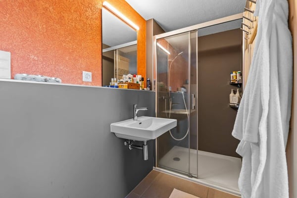 3 1/2-Zimmer-Ferienwohnung mit eigener Sauna und einem Tiefgaragenplatz 16