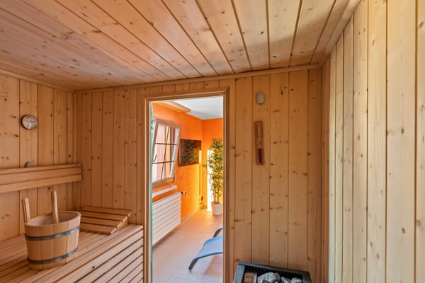 3 1/2-Zimmer-Ferienwohnung mit eigener Sauna und einem Tiefgaragenplatz 14