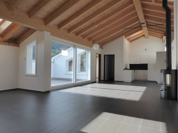 moderne 4 1/2-Zimmer-Dachwohnung mit Holzofen und Balkon