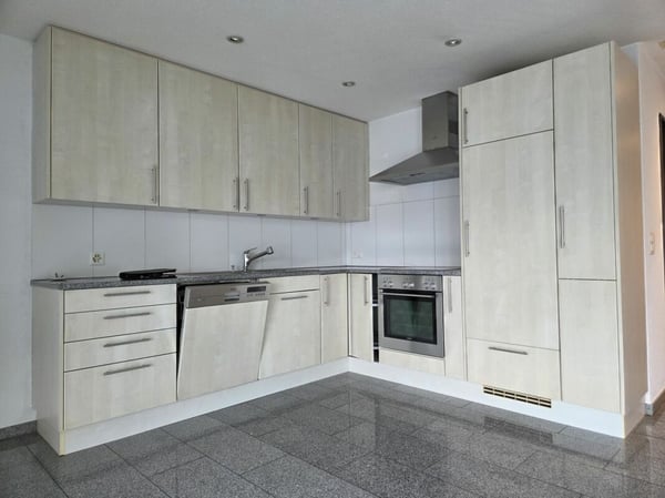schöne 5.5 Zimmerwohnung an ruhiger Lage 2