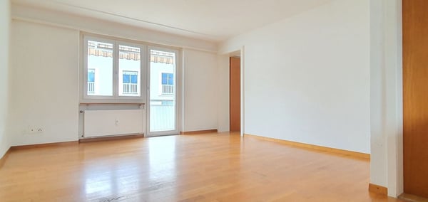 heimelige und preiswerte 3.0-Zimmerwohnung in zentraler Lage mit grossem Balkon 2