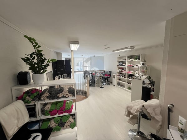 SALON DE COIFFURE EN VIEILLE VILLE 5