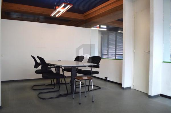 GRANDE SURFACE AU CENTRE - DÉJÀ LOUÉE! 2