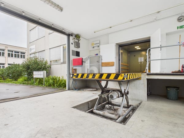 GROSSE FLÄCHE AN GUTER LAGE 4