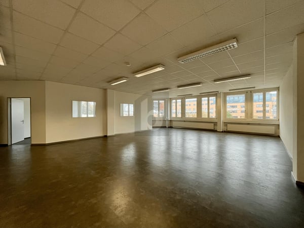 HELL UND MODERN, NÄHE BAHNHOF 3