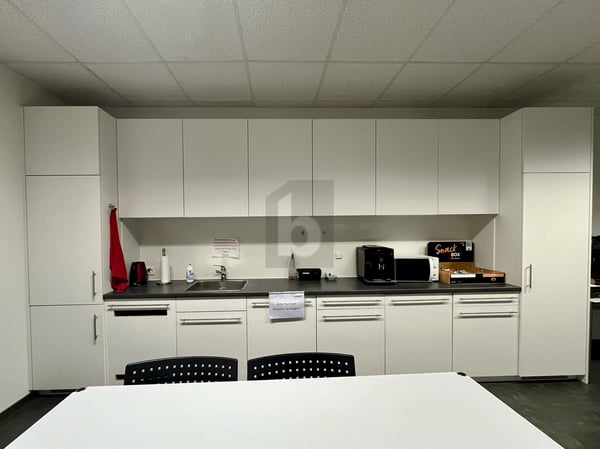 HELL UND MODERN, NÄHE BAHNHOF 5