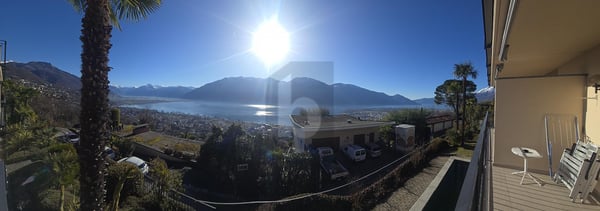 GRAZIOSO CON SPLENDIDA VISTA LAGO E PISCINA 4