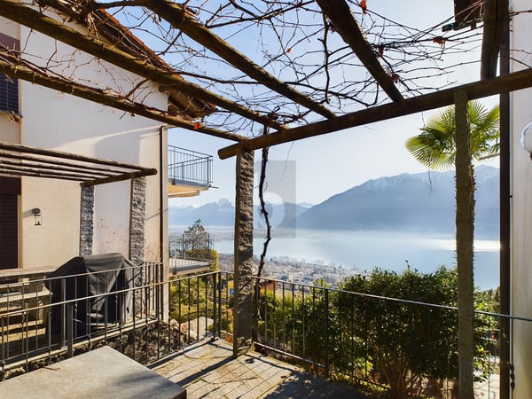 GRAZIOSO CON SPLENDIDA VISTA LAGO E PISCINA 3