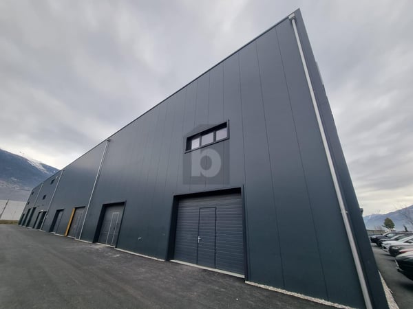 DÉPÔT NEUF LE LONG DE L'AUTOROUTE 1