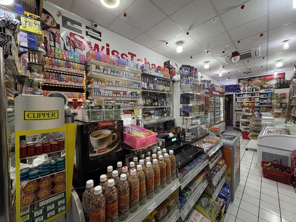 ÉPICERIE DANS UNE RUE PASSANTE 1