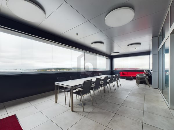 LICHTDURCHFLUTET UND MODERN AN ZENTRALER LAGE 1