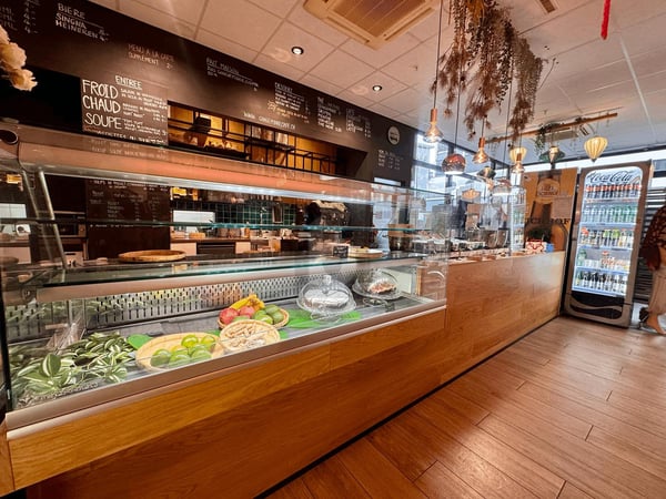 DANS UN CENTRE COMMERCIALE 1