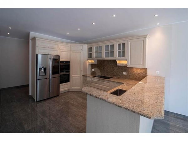 MODERNO E SPAZIOSO CON AMPIO GIARDINO 2