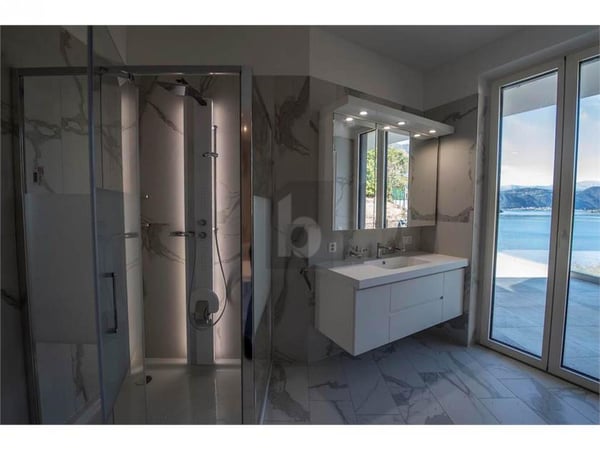 MODERNO E SPAZIOSO CON AMPIO GIARDINO 4