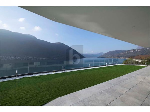 MODERNO E SPAZIOSO CON AMPIO GIARDINO 3