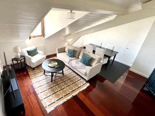 SUPERBE ATTIQUE MEUBLÉ À DEUX PAS DU LAC 2