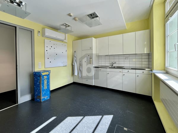 KLIMATISIERT UND GROSSZÜGIG AN PASSANTENLAGE 4