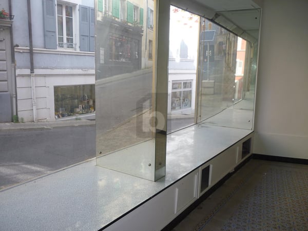 AU CENTRE VILLE AVEC BELLE VITRINE 2