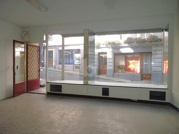 AU CENTRE VILLE AVEC BELLE VITRINE 3