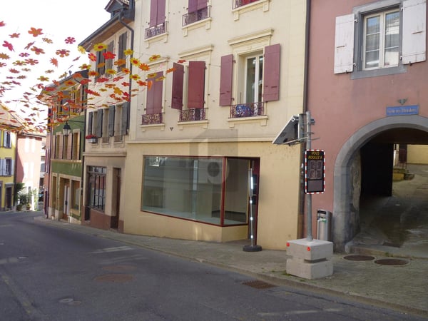 AU CENTRE VILLE AVEC BELLE VITRINE 1