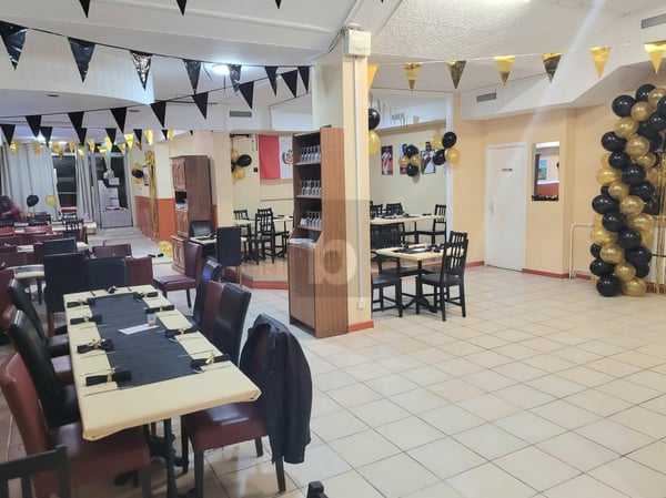 RESTAURANT DANS UN QUARTIER ANIME 4