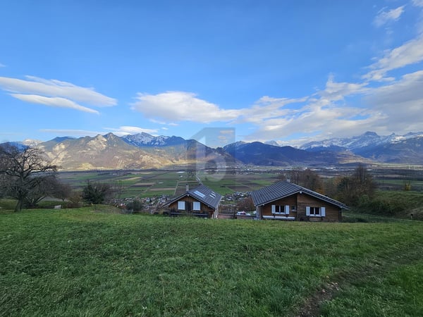 TRÈS ENSOLEILLÉ AVEC VUE SUR LES MONTAGNES 2