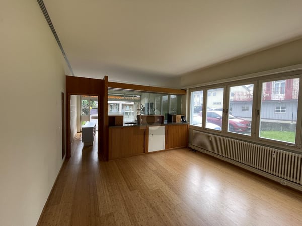 GERÄUMIG UND IDEAL FÜR IHRE GESCHÄFTE 2