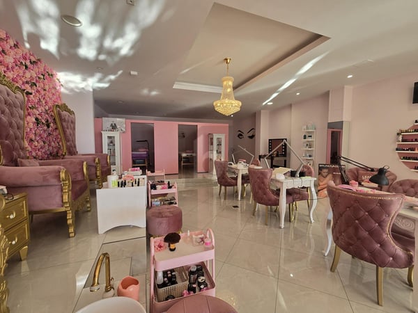 ATTIVITA' BEN AVVIATA IN POSIZIONE CENTRALE VISTA LAGO 1