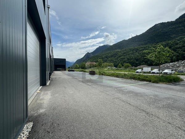 DEUX HALLES SPACIEUSES 5