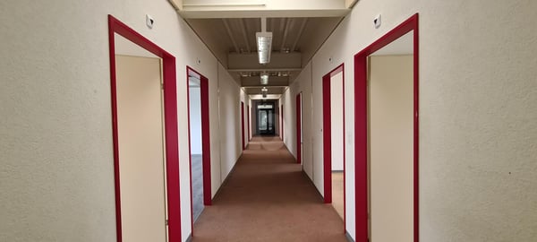 SPACIEUX, EN ZONE INDUSTRIELLE 4