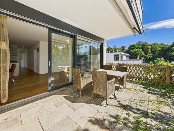 LICHTDURCHFLUTETE MIT TERRASSE 1