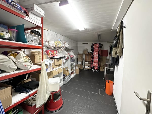 GROSSE LAUFKUNDSCHAFT AN ZENTRALER LAGE 3