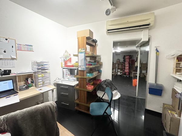 GROSSE LAUFKUNDSCHAFT AN ZENTRALER LAGE 4