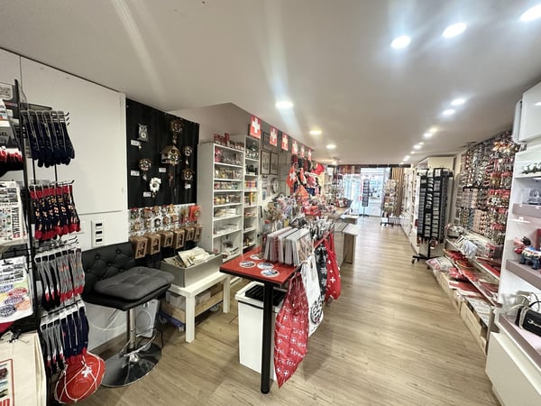 GROSSE LAUFKUNDSCHAFT AN ZENTRALER LAGE 2