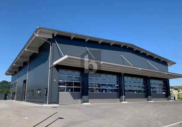 500 - 700 M2 MIT HOHEN RÄUMEN UND EINGANGSTOREN 1