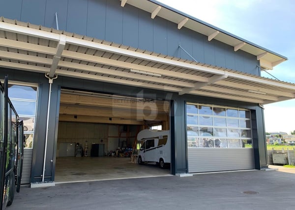 500 - 700 M2 MIT HOHEN RÄUMEN UND EINGANGSTOREN 2